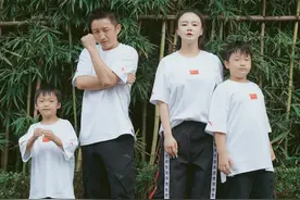 邹市明一家四口合照未见三胎儿子，轩轩身高直追冉莹颖图片