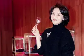 这才是五六十岁女人该有的打扮，毛衣+膝下裙，过年这么穿太美了图片
