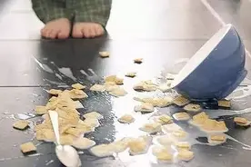 在线急等：食物掉地上，马上捡起来还能吃吗？图片