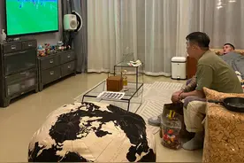黄雅莉熬夜陪导演老公看欧洲杯，贤惠备夜宵，15年前曾神预言赛果图片