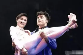 ​女星“被抱起”的时候，各种“尴尬”的瞬间，不及最后这一位图片