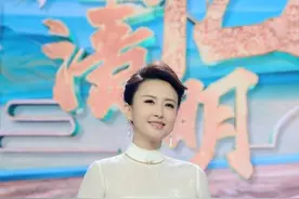 张蕾气质不一般，一袭田园风雪纺长裙丰腴圆润，温柔婉约不输董卿图片