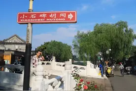 骑行胡同间图片