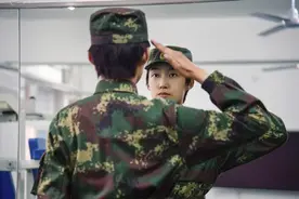 考上北京市公务员后，22岁女孩参军了图片