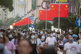 又是一年国庆黄金周 上海南京路红旗整齐划一，游客还是这么多图片