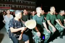 老奶奶边看演出边为抗洪战士扇扇子图片