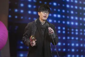 许嵩不愧是音乐才子，一首歌骂遍大半个娱乐圈，却找不到一个脏字图片