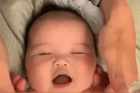 爸爸给娃做抚触有多舒服，看宝宝眯眼享受的样子就知道，太可爱图片