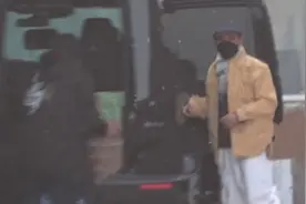 王宝强衣品越来越好！黄色马褂搭配白裤朴素低调，开豪车接送儿子图片