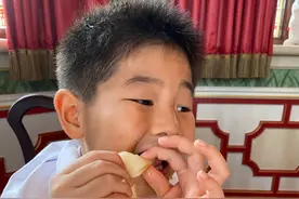 胡可晒丑萌照为儿庆生！6岁小鱼儿搞怪扮鬼脸，五官与爸爸如复制图片