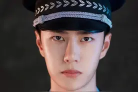 王一博警服造型 缉毒警察陈宇已就位 眼神早已正义凛然 期待gkd图片