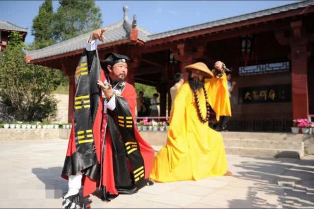 咏春挑战当代格斗要打裸拳,结果10秒被胖揍20余拳惨遭KO