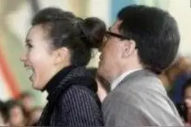被成龙大哥抱过的四位女星，谁最享受，谁最尴尬？图片