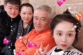 赵本山小女儿罕现身，求婚宴获爱徒当众跪拜送豪车，风头远超新娘图片