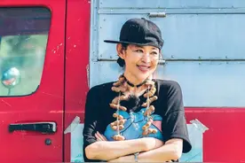 61岁倪萍不服老，穿T恤搭牛仔裤玩转嘻哈风，脸上皱纹出卖年龄图片