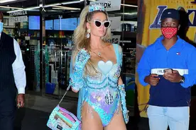 希尔顿大小姐够要俏！穿蓝色亮片装露美腿出尽风头，路人都看呆了图片