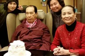 赌王何鸿燊95岁寿宴，四房太太百般“争宠斗艳”，有的贴脸献吻图片