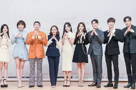 顶楼3主演们齐聚，金素妍站C位身材曲线优越，向粉丝深鞠躬好谦卑图片