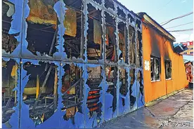 远望一汽修厂车间着火烧成空壳 无人员伤亡图片