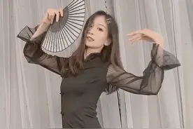 穿着黑丝和旗袍，还跳如此妖娆，美女这是工作需要吗？图片