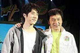 成龙爱子心切，为帮房祖名复出，请了曾志伟 谢霆锋一起参演电影图片