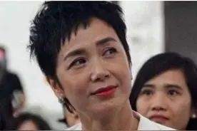 50岁蒋雯丽18岁儿子近照曝光，儿子和爸爸一模一样，生活美满图片