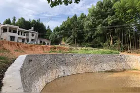 湖南小伙回老家盖房，修30米堡坎花了40万，网友说被坑了？图片