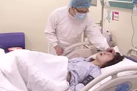 产房冷得像冰窖，产妇要求医生开暖气，医生却直接拒绝图片