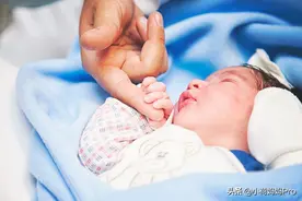 爷爷给孩子起名“清风”，护士手误少写一笔，妈妈看了却连忙叫好图片