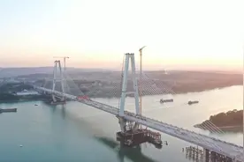 关注 | 荔浦至玉林高速公路控制性工程相思洲大桥、文圩隧道实现贯通图片
