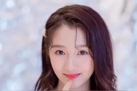 23岁的关晓彤，成熟大胆身材有料，小姑娘长大了图片