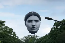 日本人越来越阴间，继巨型人脸气球后再出恐怖木偶图片