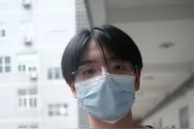 随父出征雷神山时仍在抽空学习，最小志愿者潘峰说：“考得还不错”图片