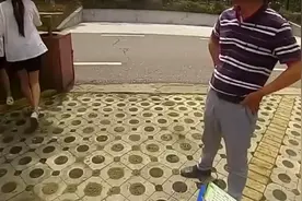 啥情况？被丈夫丢在高速服务区，妻子却毫无怨言，还卖力配合图片