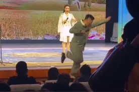 杨树林“假摔”下舞台，把女演员吓得尖叫？老婆刚出狱难掩喜色图片