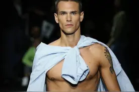 他曾是阿玛尼最爱男模神似彭于晏，完美的肌肉身材让人越看越爱图片