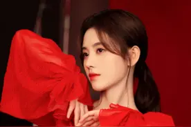 鞠婧祎的“大头”是败笔，穿衣必须垫肩，抹胸裙上镜绝不漏全身图片