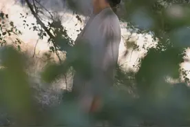 女神盖尔加朵林中漫步，白色连衣裙尽显身材曲线，网友：太美了吧图片
