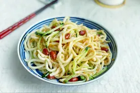 夏天必备清爽主食鸡丝凉面，拌一拌10分钟上桌，酸辣又开胃图片