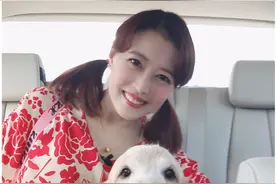 53岁周海媚状态真好，面色红润似少女，碎花裙双马尾清纯无违和图片