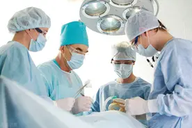 在医院手术室，医生都不穿内裤，患者不准穿衣服？看医生说出实情图片