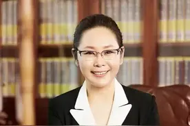 「首富」英年早逝，妻子撑起一片天图片