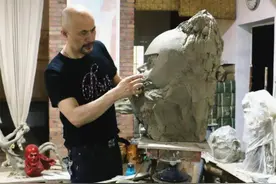 徐锦江其实是一位优秀画家，在他眼里，画画和拍片都是真情流露图片