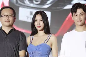 柳岩穿衣越发保守了？穿吊带裙要靠4根肩带固定，魅力丝毫不减图片