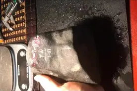 一块长得黑，皮又厚的翡翠原石，切开小涨图片