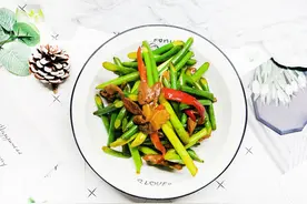 炒蒜苔时，蒜苔别焯水，教你方法，爽脆入味，翠绿不变黑，特好吃图片
