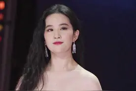 刘亦菲活动怼脸拍生图，穿露肩裙斜方肌粗大，颈纹、圆脸太显老图片