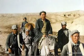 前有大河，后有追兵，周恩来焦急万分，毛泽东淡定说道：拿烟来图片
