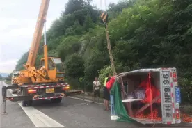 得不偿失！疲劳驾驶遇横风，结果车翻了...图片