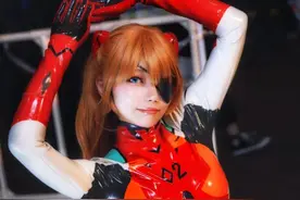 妹子COS《EVA》明日香 胶衣战斗服和女仆装全都要图片